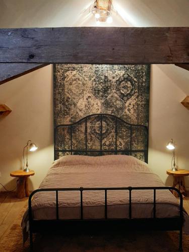 Säng eller sängar i ett rum på Luxe gîte met authentieke kamers in de Creuse, France