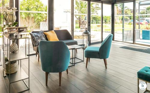 a living room with two chairs and a couch at L'Initial in Toulouse
