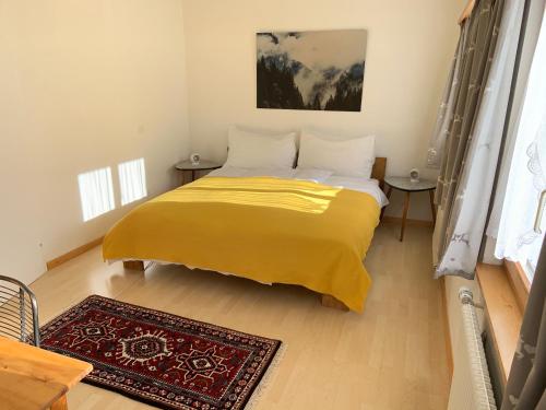 Ένα ή περισσότερα κρεβάτια σε δωμάτιο στο Waldheim Pension Laax