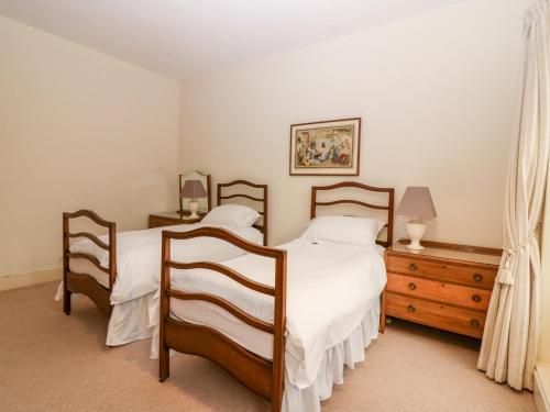 1 dormitorio con 2 camas y vestidor en North Wing - Pitmedden Gardens, en Ellon