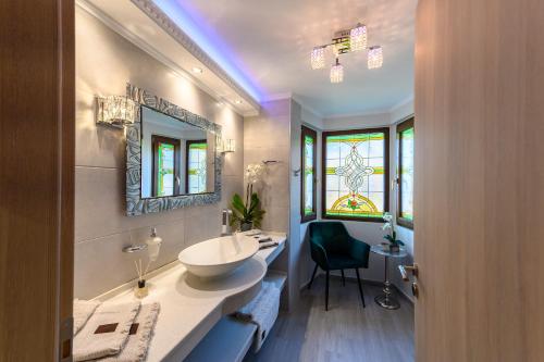 Kato RodiniにあるVilla Filoxenia - by the sea - up to 12 guestsの洗面台と鏡のあるバスルーム