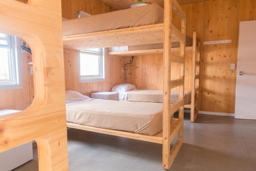 a room with two bunk beds in a cabin at Wanderlust José Ignacio in José Ignacio