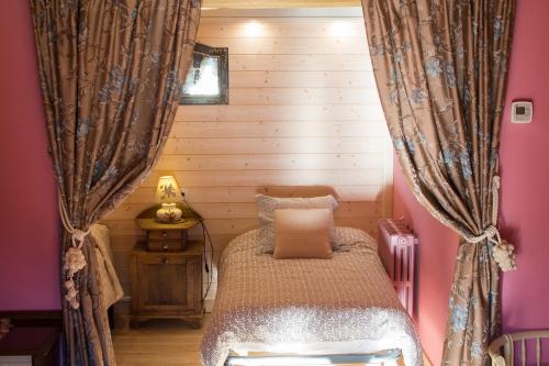 a small bedroom with a bed in a room at CASA CASTAÑÉ in Puente de Domingo Flórez
