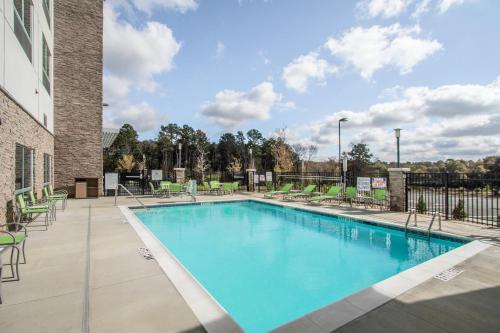 Kolam renang di atau dekat dengan Holiday Inn Express & Suites Charlotte Southwest by IHG