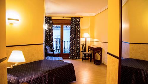 Кровать или кровати в номере Hotel Rural El Jardin
