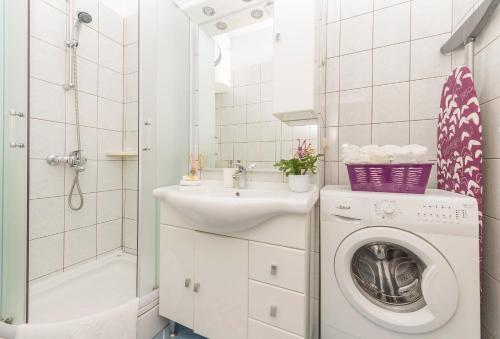 Apartments Luce tesisinde bir banyo