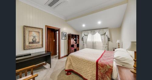 
A bed or beds in a room at Bannockburn Cottage, East Toowoomba
