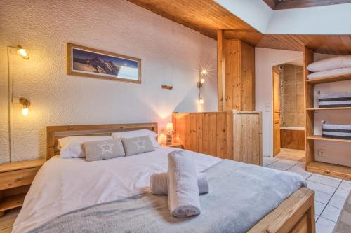 1 dormitorio con 1 cama grande en una habitación en Apartment Petit Dru, en Chamonix-Mont-Blanc