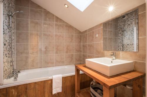 y baño con lavabo y bañera. en Apartment Petit Dru, en Chamonix-Mont-Blanc
