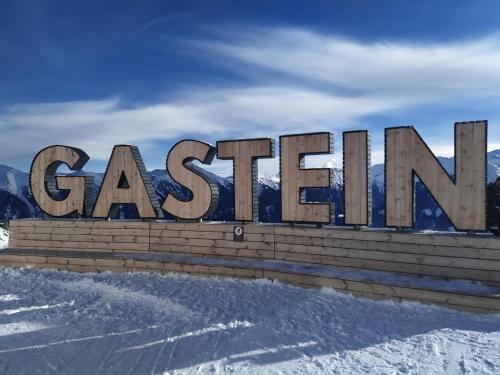 znak dla ośrodka narciarskiego na śniegu w obiekcie Alpenblick Apartment Gastein - inklusive Eintritt Alpentherme w mieście Bad Hofgastein
