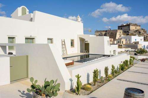 vista su una casa bianca con cactus di VILLA DI CAPO - Santorini Old Winery Luxury Villas ad Akrotírion