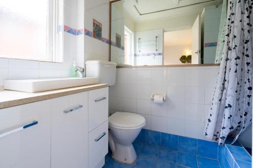 Et badeværelse på Lotus Stay Manly - Apartment 31G