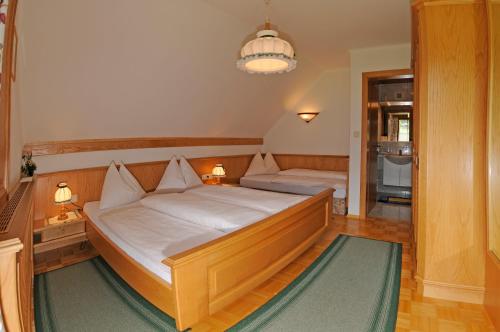 Una cama o camas en una habitación de Gasthof zur Gams