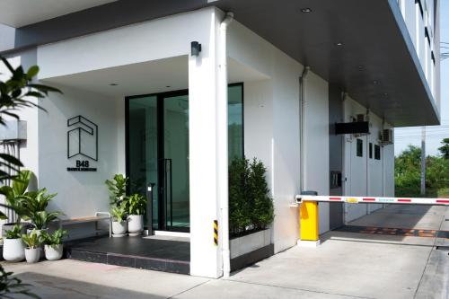 Muka bangunan atau pintu masuk B48 Hotel