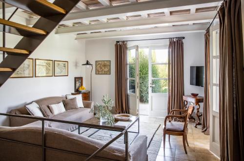 a living room with a couch and a table at Locanda Rossa in Capalbio