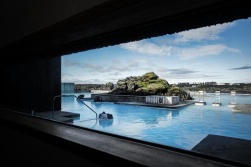 Silica Hotel at Blue Lagoon Icelandの敷地内または近くにあるプール