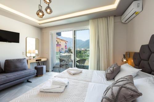 um quarto com uma cama grande e uma janela grande em Akrogiali Apartments em Balíon