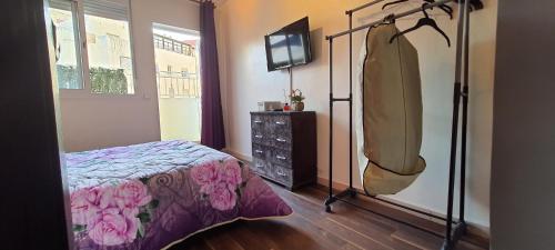 - une chambre avec un lit, une commode et une télévision dans l'établissement Appart ZIAD TANGER - Free WIFI, à Tanger