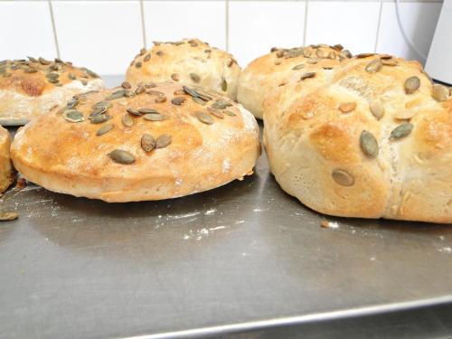 a group of bagels sitting on top of a counter at Hotel & Cafe Lanterna in Nauvo