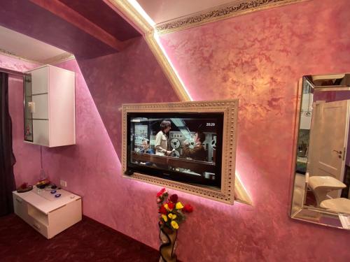 bagno con TV su una parete rosa di Стаи за гости Топ Старс Смолян a Smoljan