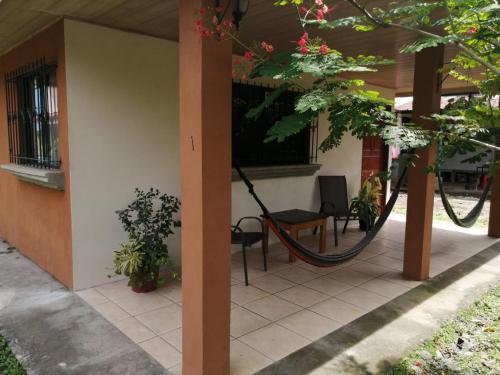 una veranda con amaca in una casa di Cahuita Lodge a Cahuita