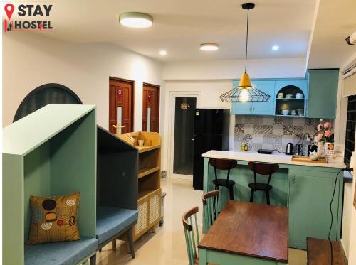 迪石的住宿－STAY hostel 2 - 350m from the ferry，厨房配有蓝色橱柜、桌子和柜台。