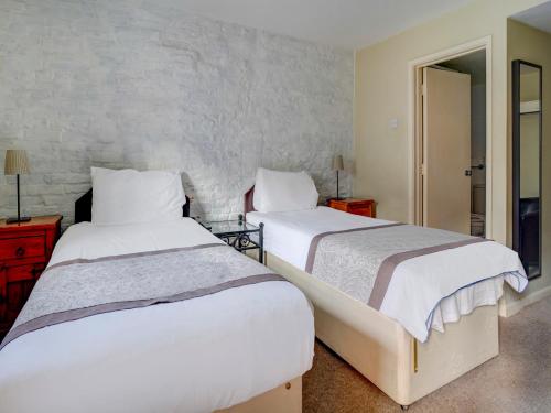 two beds sitting next to each other in a bedroom at George & Dragon Inn in Chichester