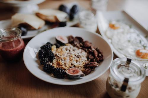 een bord eten op een houten tafel bij Okelmann's - Entspannte Achtsamkeit - Bewusster Lifestyle in Warpe