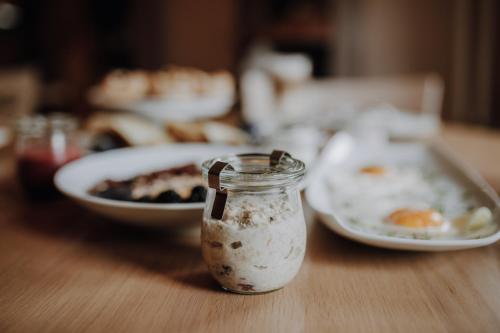 een tafel met een pot met eten en borden met eieren bij Okelmann's - Entspannte Achtsamkeit - Bewusster Lifestyle in Warpe