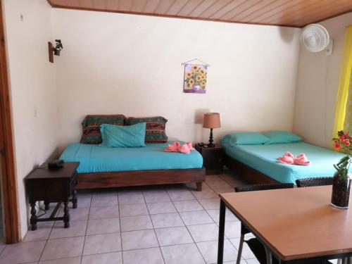 Una cama o camas en una habitación de Cahuita Lodge