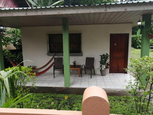 Un jardín fuera de Cahuita Lodge