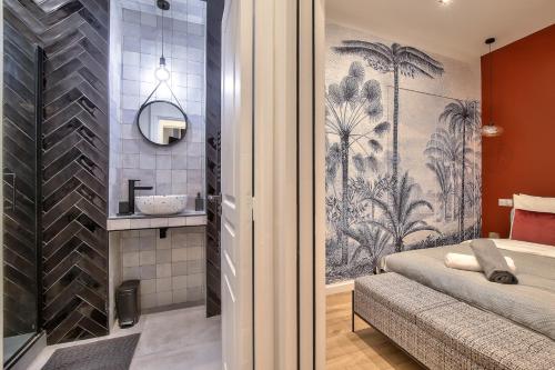 une salle de bain avec une douche, un lit et un lavabo dans l'établissement NEW ! Charming 1BR Apt in Paris 15, à Paris