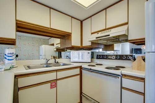Η κουζίνα ή μικρή κουζίνα στο Summer Breeze 312 condo