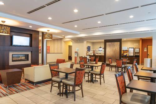 A restaurant or other place to eat at Holiday Inn Express & Suites Columbus - Easton Area, an IHG Hotel