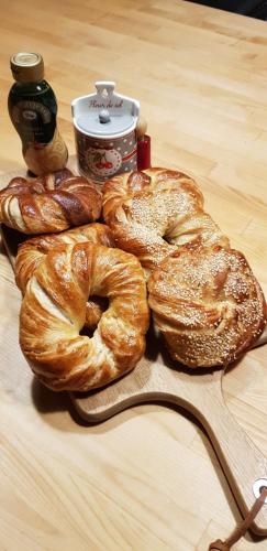 eine Gruppe Bagels auf einem Tisch in der Unterkunft La Ceriseraie in La Gorgue