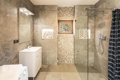 y baño con ducha, aseo y lavamanos. en Mountain Apartment Panorama Klinovec, en Loucná pod Klínovcem