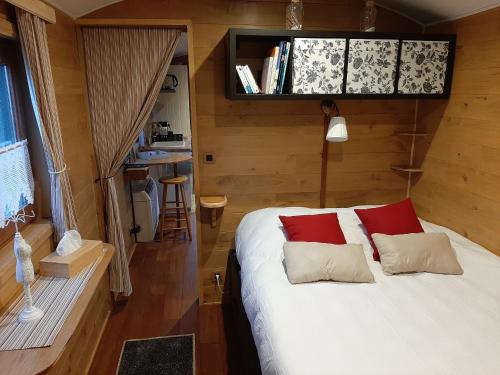 Un pat sau paturi într-o cameră la Ferme du Grand-Spinois