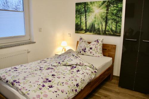 a bedroom with a bed and a painting on the wall at Herzog Wolfgang Studios- Zentral, Modern, Freundlich in Zweibrücken