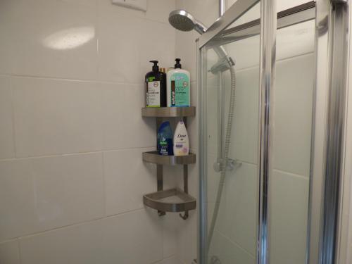 baño con ducha y 2 botellas de jabón en Shirebrook House en Mansfield
