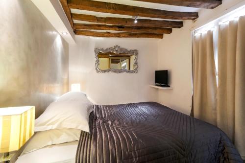 Postel nebo postele na pokoji v ubytování Habitat Parisien - 1BR-1BA - Duplex Louvre Museum