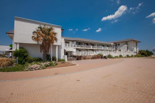 Virginia Beach Studio with Balcony and Pool View!