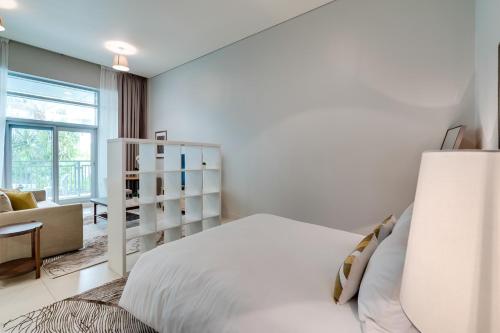 A bed or beds in a room at Al Ashrafia Holiday Homes -The Lofts West Downtown Boulevard