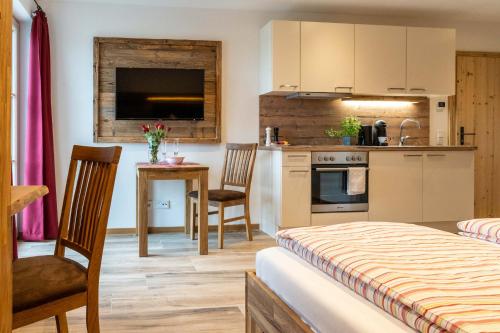 Kuchyň nebo kuchyňský kout v ubytování Pension und Appartements Wild