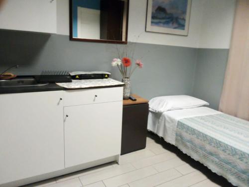una cocina con fregadero y una cama en una habitación en Hotel Niagara, en Caselle Torinese