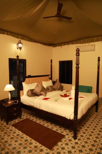 1 dormitorio con 2 camas y techo en The Pench International, en Khawāsa