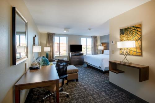 Postel nebo postele na pokoji v ubytování Staybridge Suites - Scottsdale - Talking Stick by IHG