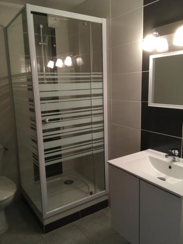 a bathroom with a glass shower and a sink at Appartement chalet Bellevue-pied de la montagne - Mont Dore in Le Mont-Dore