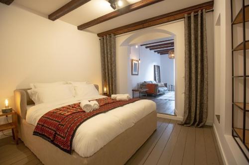 une chambre avec un grand lit et un salon dans l'établissement LaSuitedu12 - Aprtement for 2 people view of the Old Prison, à Annecy