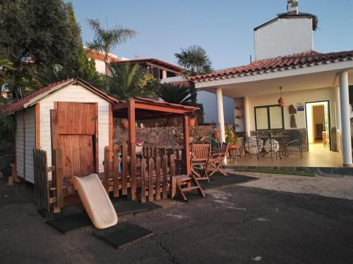 a house with a shed and a table and chairs at CASA rural DOLORES en Adeje in Adeje