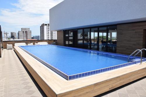 une piscine sur le toit d'un bâtiment dans l'établissement TRYP by Wyndham Santa Cruz, à Santa Cruz de la Sierra